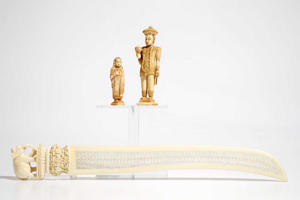 Deux figures et un couteau ajour&eacute; en ivoire, Inde ou N&eacute;pal, 19/20&egrave;me