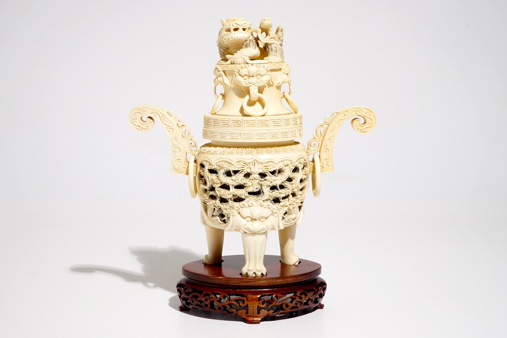 Un br&ucirc;le parfum &agrave; double parois en ivoire sculpt&eacute;, Chine, vers 1900