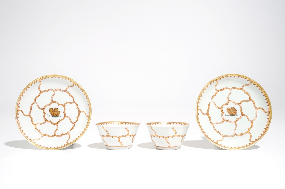 Une paire de tasses et soucoupes en porcelaine de Chine &agrave; d&eacute;cor dor&eacute;, Yongzheng/Qianlong