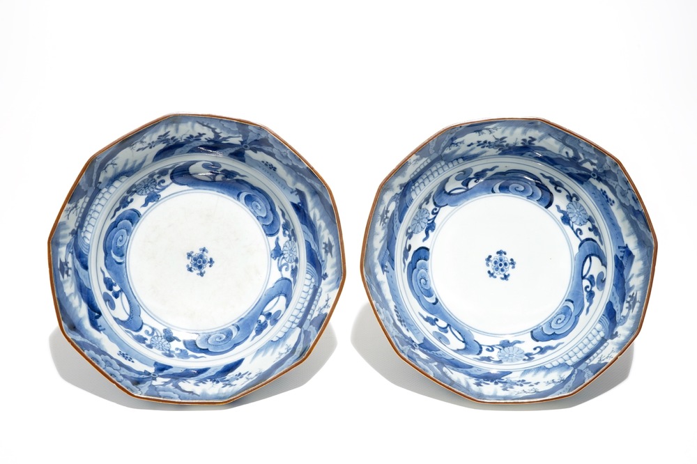 Une paire de bols en porcelaine Kakiemon de Japon aux d&eacute;cors de paysages, Edo, 17&egrave;me