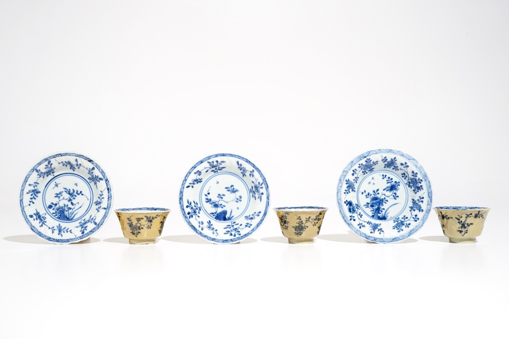 Trois tasses et soucoupes en porcelaine de Chine bleu et blanc et caf&eacute; au lait, Kangxi