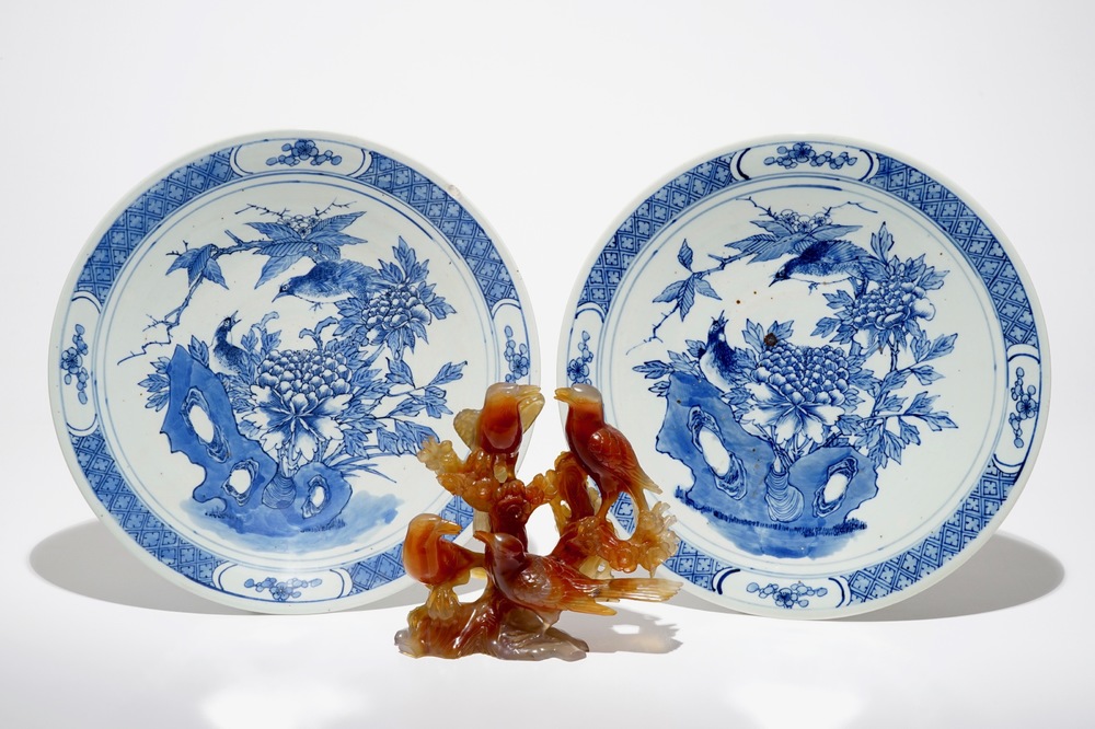 A pair of Chinese blue and white chargers with birds and an agate carving, 19/20th C.