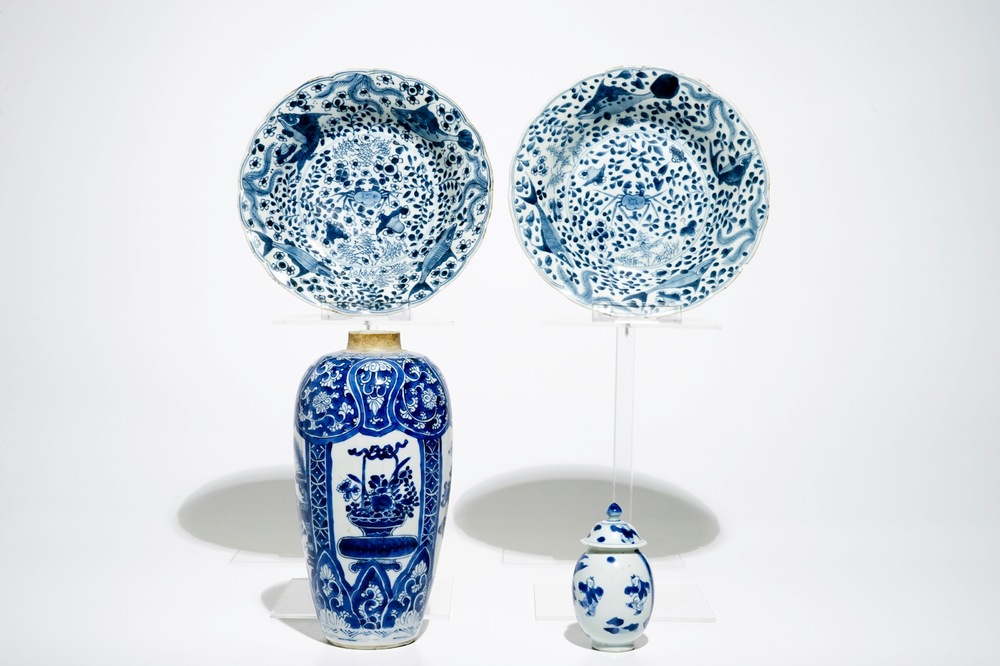 Twee Chinese blauwwitte vazen en een paar blauwwitte borden, Kangxi