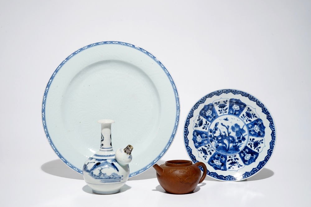 Une th&eacute;i&egrave;re couverte en gr&egrave;s de Yixing, deux plats et un kendi en porcelaine de Chine bleu et blanc, Kangxi/Qianlong