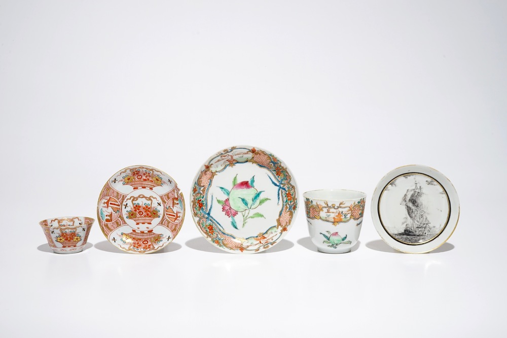 Une coupe au navire en porcelaine de Chine grisaille et deux tasses et soucoupes famille rose et Amsterdams bont, Qianlong