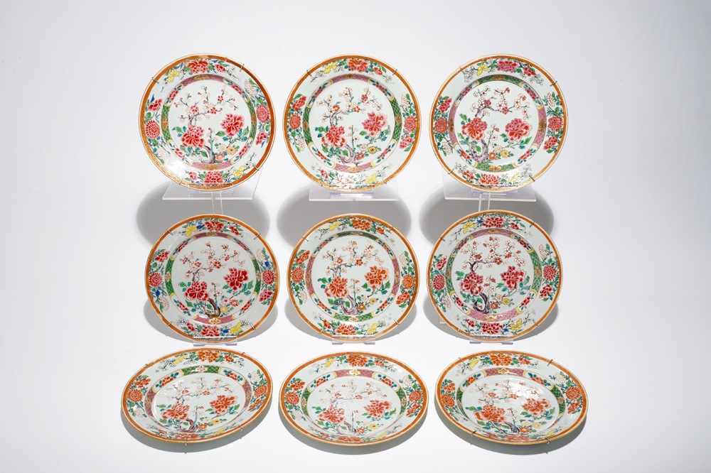 Neuf assiettes en porcelaine de Chine famille rose &agrave; d&eacute;cor floral, Yongzheng/Qianlong