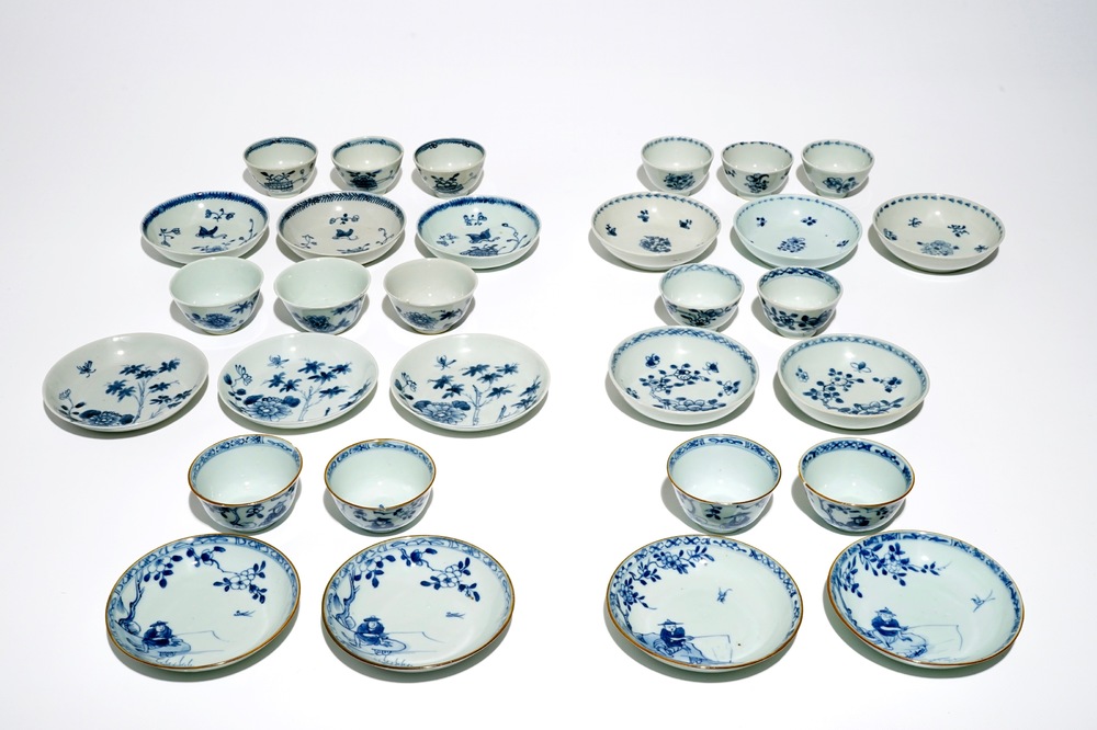 Quinze ensembles de tasses et soucoupes en porcelaine de Chine bleu et blanc, Kangxi/Qianlong