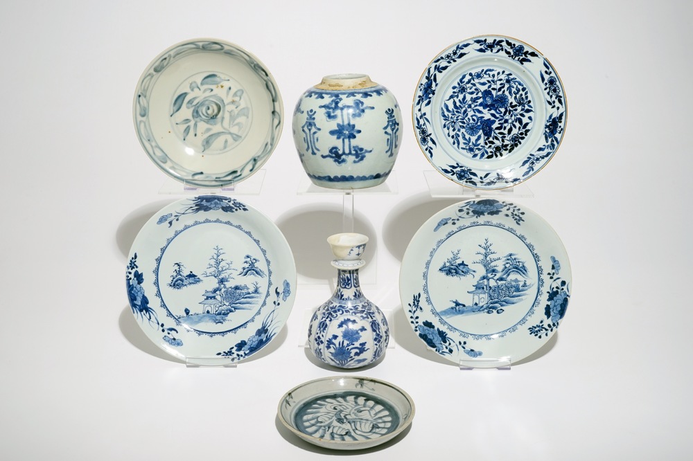 Sept assiettes et vases en porcelaine de Chine bleu et blanc, Ming, Kangxi et Qianlong