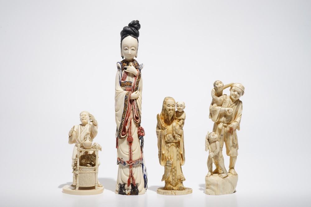 Quatre figures et okimono en ivoire et os sculpt&eacute;, Chine et Japon, 19/20&egrave;me