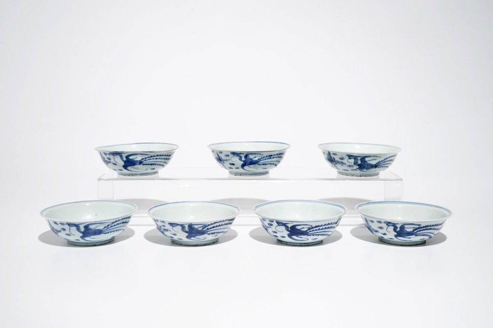 Sept bols en porcelaine de Chine bleu et blanc aux ph&eacute;nix, Ming