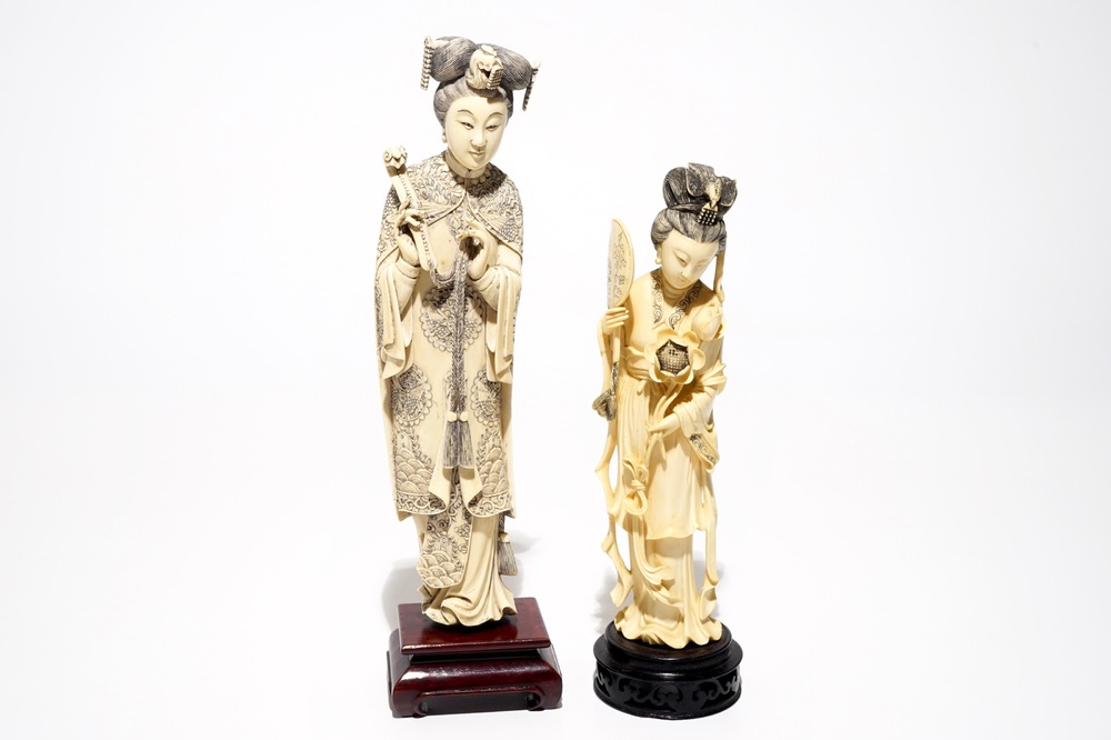 Two Chinese ivory figures of ladies on wooden bases, 19/20th C.