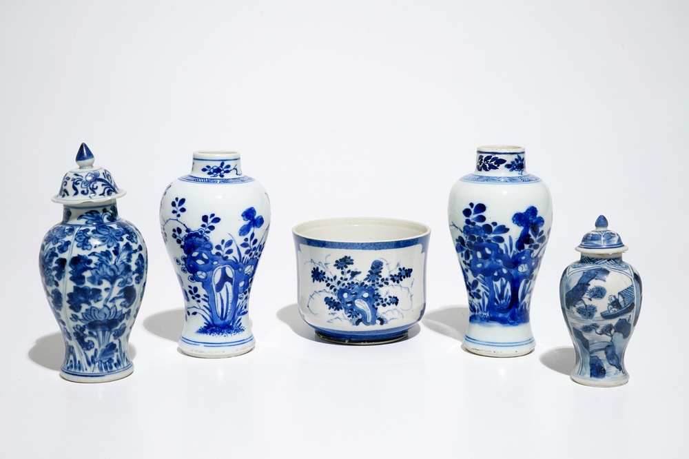 Quatre vases en porcelaine de Chine bleu et blanc et un bol en bleu poudr&eacute;, Kangxi