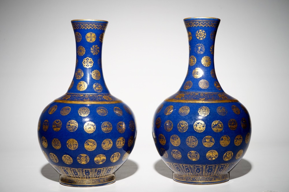 Une paire de vases en porcelaine de Chine &agrave; d&eacute;cor dor&eacute; sur fond bleu poudr&eacute;, marque de Qianlong, &eacute;poque Guangxu