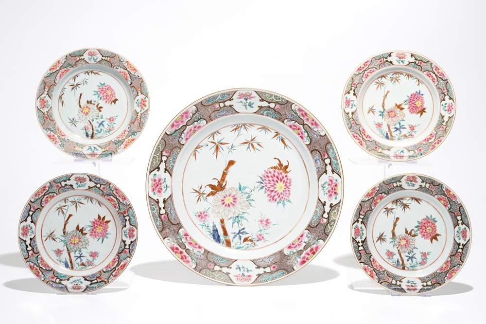 Un plat et quatre assiettes en porcelaine de Chine famille rose, Yongzheng/Qianlong