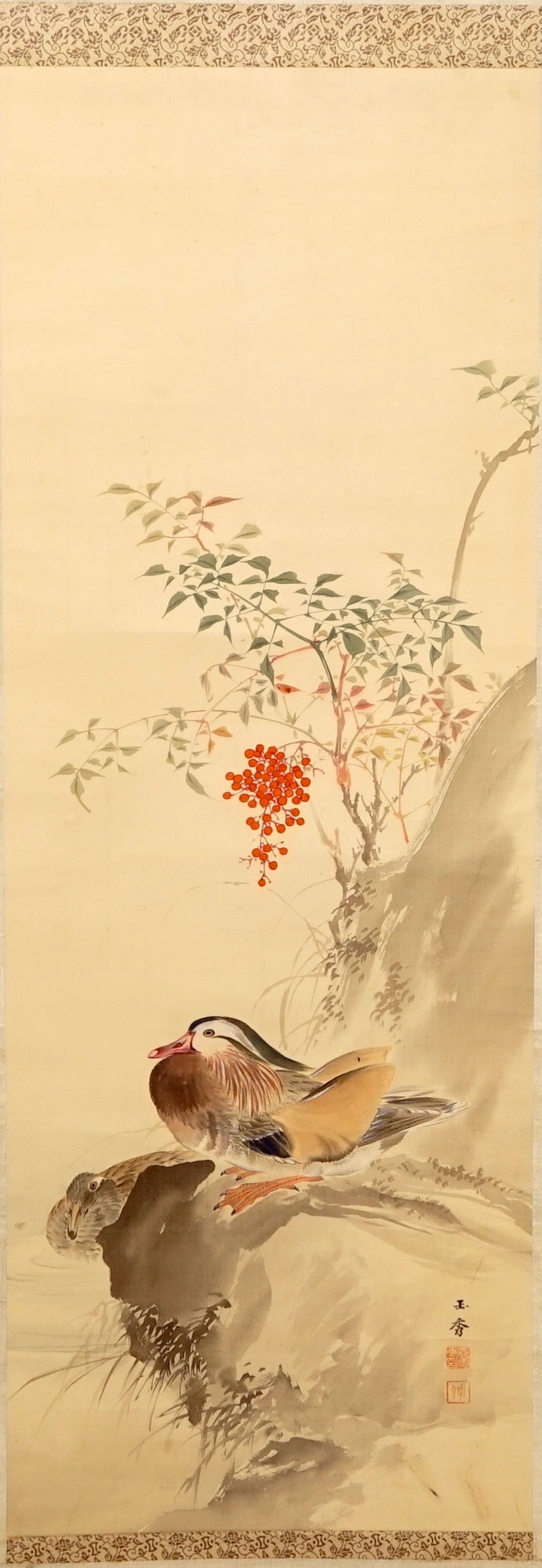 A Chinese silk scroll painting of a mandarin duck, signed, 19/20th C.