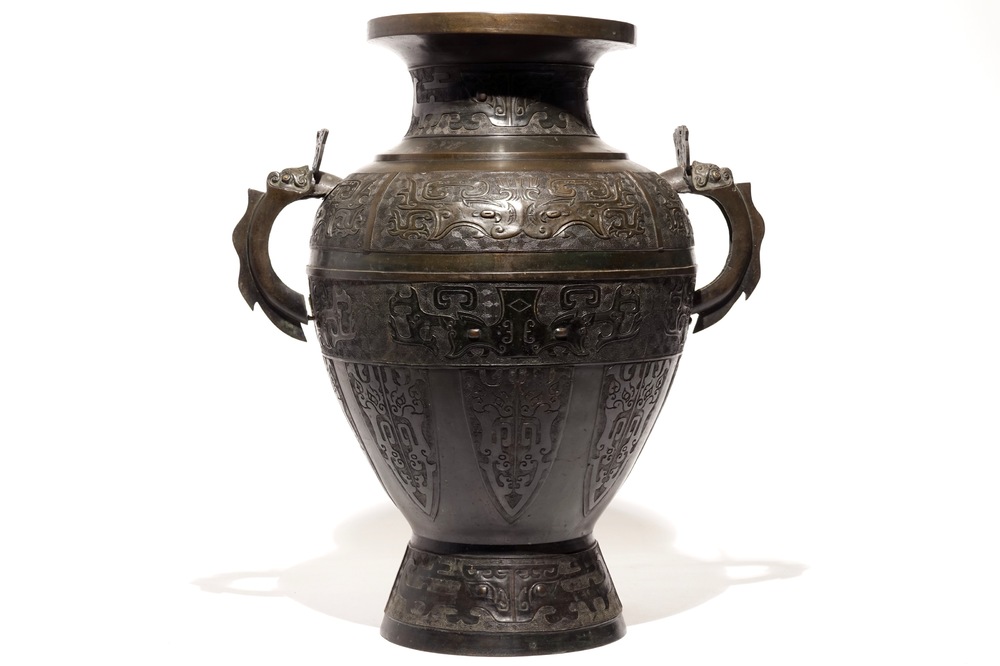 Un grand vase en bronze de style archa&iuml;que, Chine, 19&egrave;me