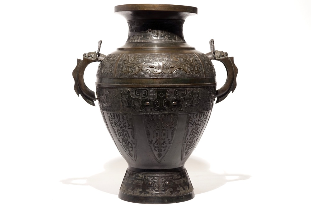 A large Chinese bronze vase in archaic style, 19th C.