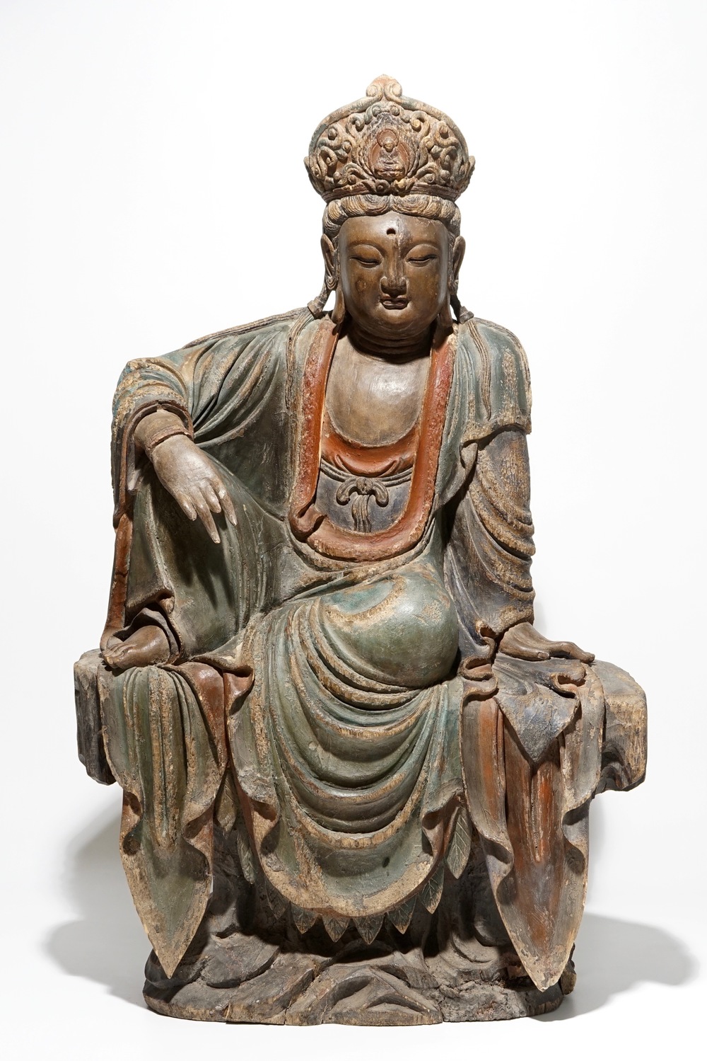 Een grote Chinese polychrome houten Boeddha, 19e eeuw