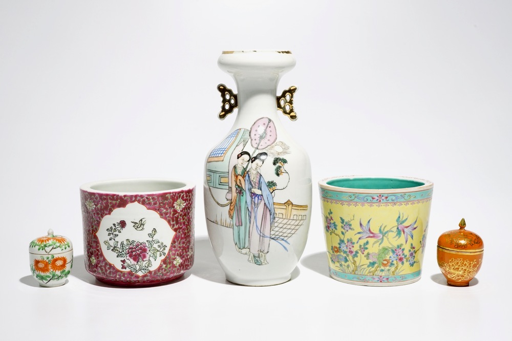 A group of Chinese polychrome and famille rose wares, 19/20th C.