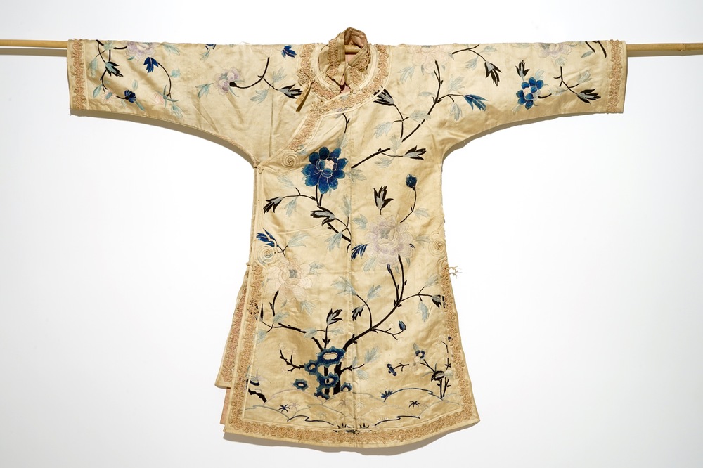 Une robe de femme en soie brod&eacute;e, Chine, fin de la Dynastie Qing ou d&eacute;but de la R&eacute;publique