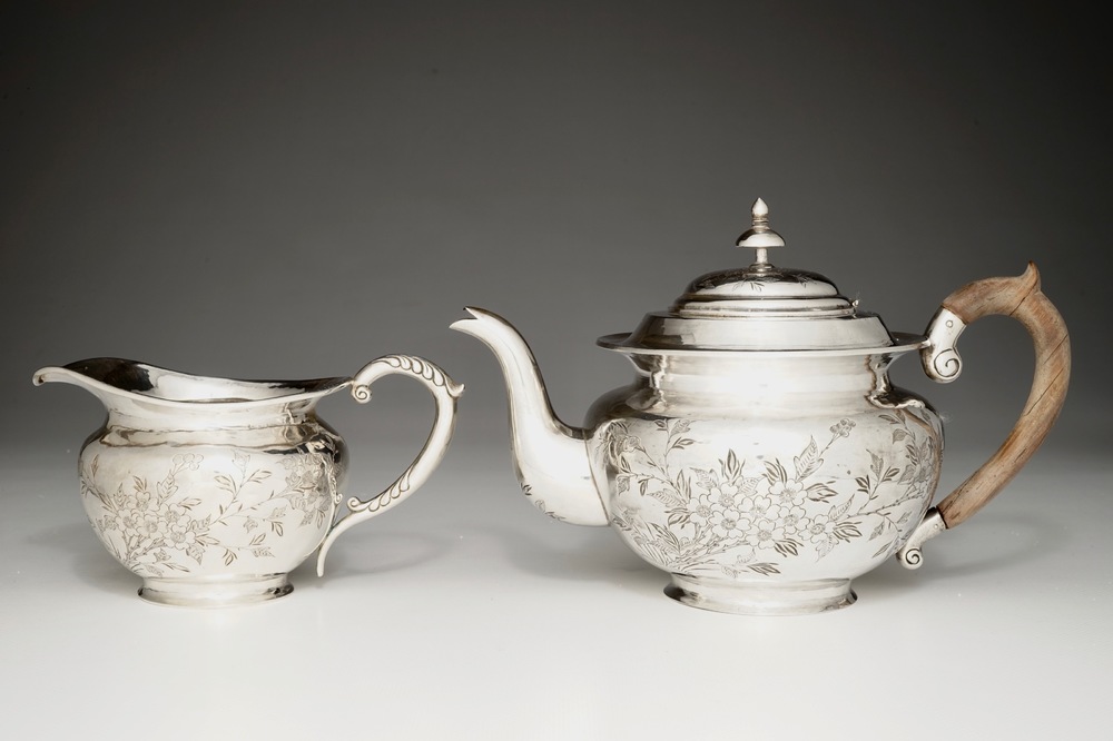 Een Chinese zilveren theepot en melkkan, 19/20e eeuw
