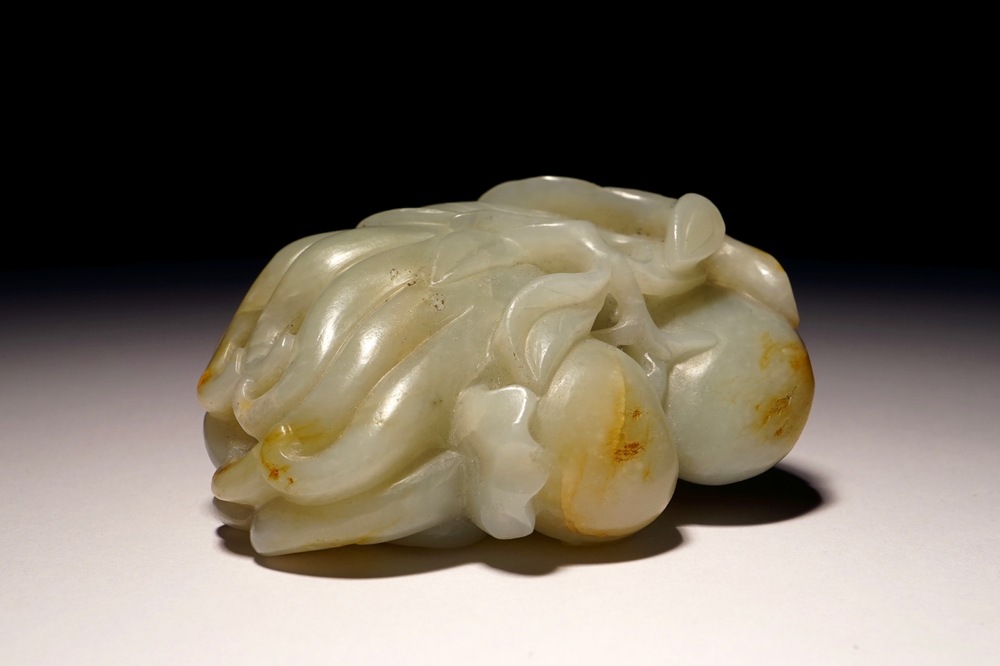 Een Chinees model van een Boeddha's hand in gevlekte jade, 19e eeuw