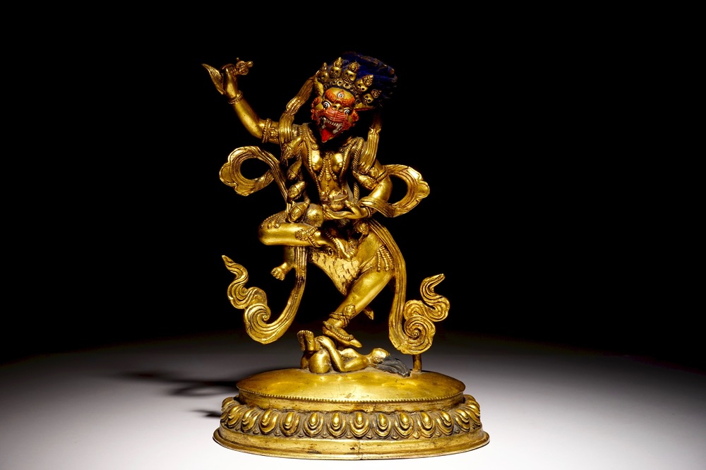 Een Tibetaanse vergulde bronzen figuur van Simhavaktra, 18e eeuw