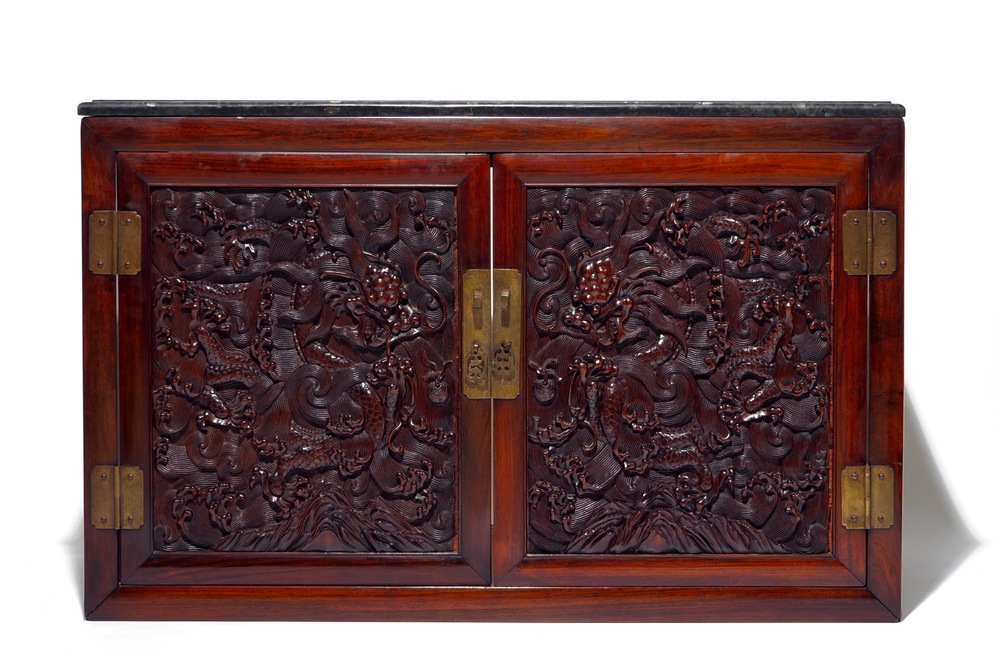 Un cabinet en bois hongmu et huanghuali &agrave; d&eacute;ux portes aux dragons en zitan, 18/19&egrave;me