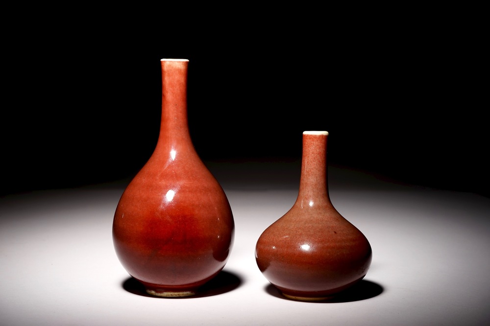 Deux vases en porcelaine de Chine rouge monochrome, marque de Xuande, 18/19&egrave;me