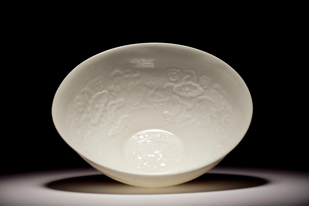 Een Chinese monochroom witte eierschaal anhua kom met reli&euml;fdecor, Yongzheng merk, 19/20e eeuw