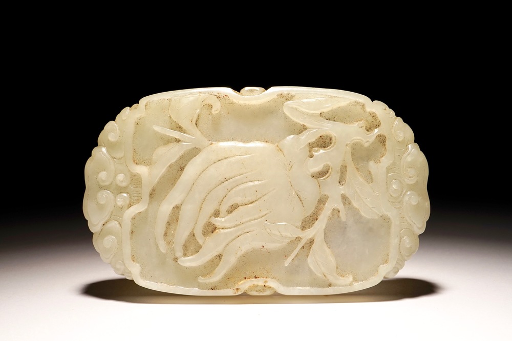 Een Chinees reli&euml;f in witte jade met een Boeddha's hand, 19e eeuw