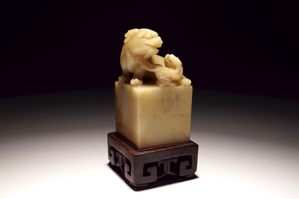 A Chinese jade stamp with Buddhist lion, 19/20th C.