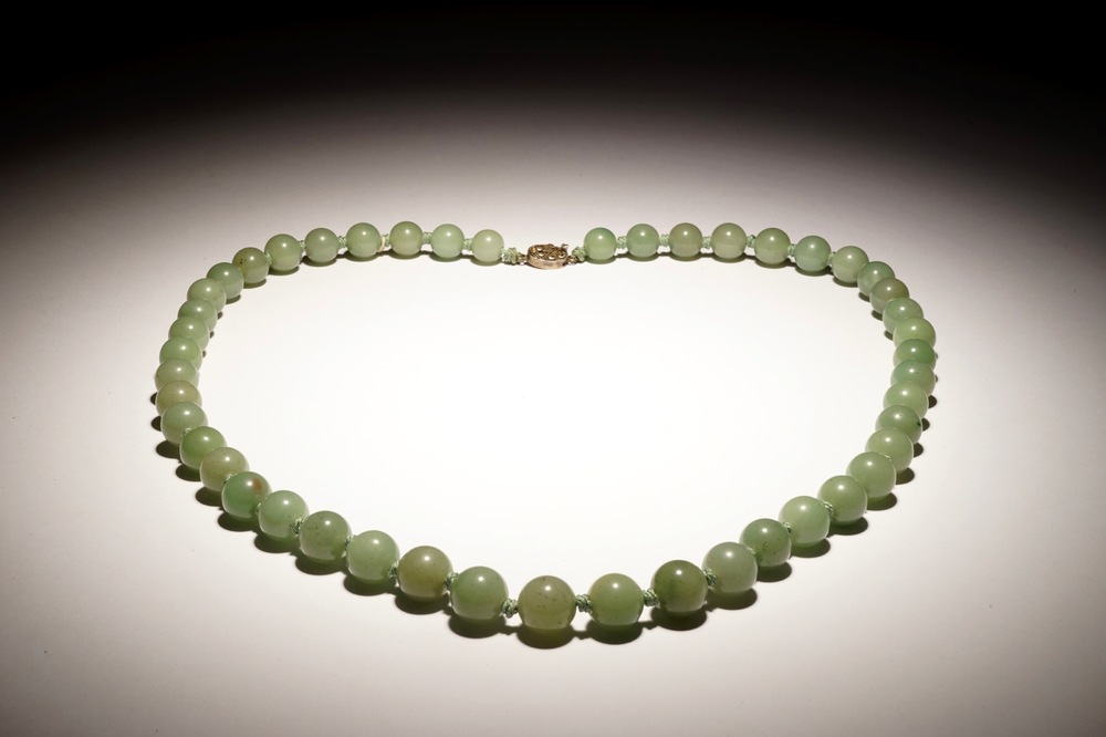 Un collier en perles de jade vert, Chine, 19/20&egrave;me