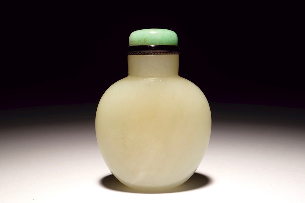 A Chinese jade snuff bottle with nephrite stopper, 19th C.