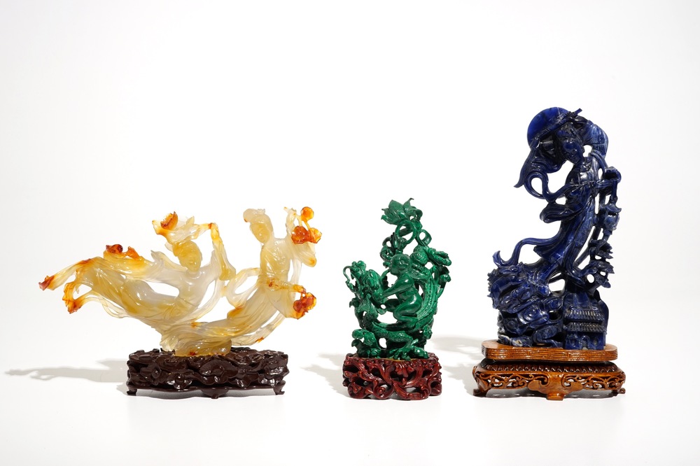 Drie Chinese figuren in lapis lazuli, agaat en malachiet, op sokkels, 20e eeuw