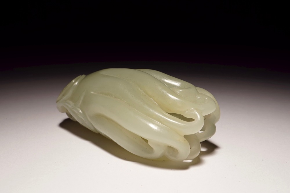 Een Chinees model van een Boeddha hand in lichte celadon jade, 19/20e eeuw