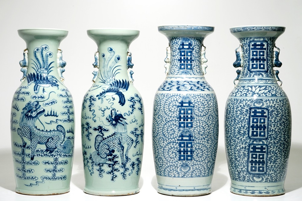 Deux paires de vases en porcelaine de Chine bleu et blanc, dont un sur fond c&eacute;ladon, 19&egrave;me