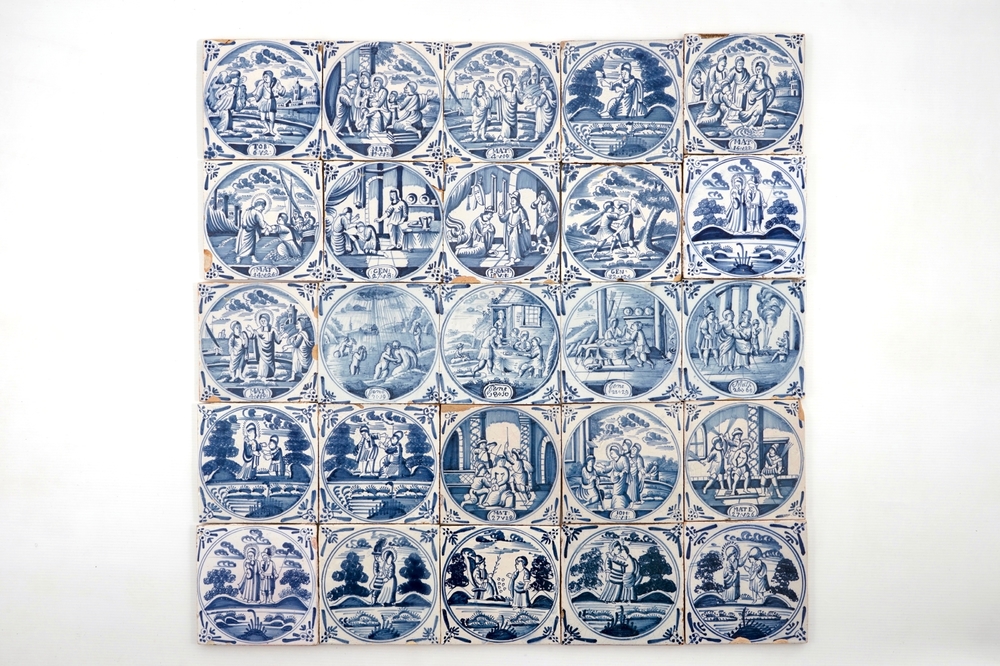 Un lot de 25 carreaux religieux en fa&iuml;ence de Delft bleu et blanc, prob. la Frise, 18&egrave;me
