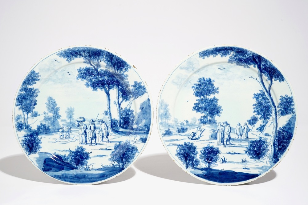 Une paire d'assiettes en fa&iuml;ence de Delft bleu et blanc, 1&egrave;re moiti&eacute; du 18&egrave;me