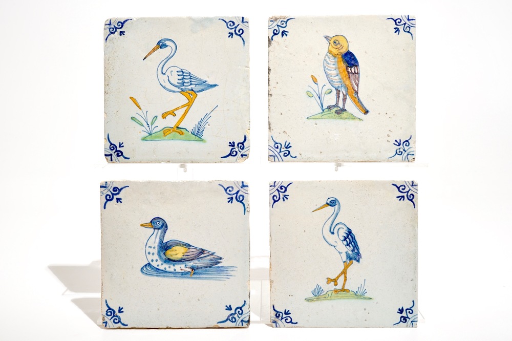 Quatre carreaux aux oiseaux en fa&iuml;ence polychrome de Delft, 17&egrave;me