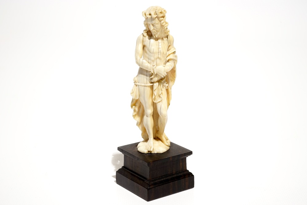 Un mod&egrave;le de Christ debout en ivoire sculpt&eacute;, prob. Dieppe, 18/19&egrave;me