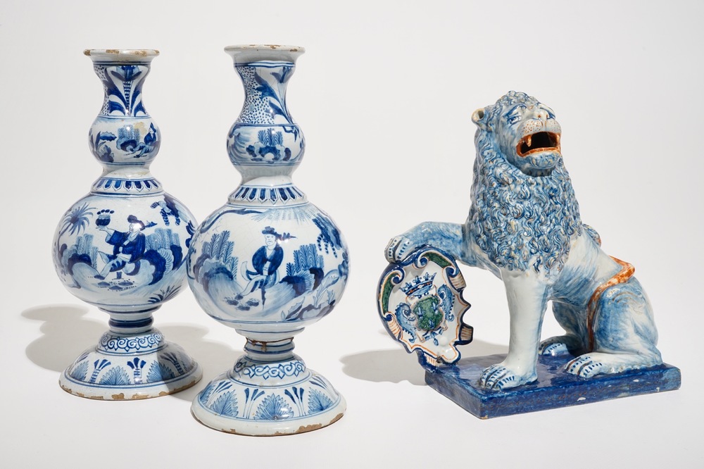 A pair of Delft style blue and white chinoiserie vases and a model of a lion with a shield, France, 19th C.
