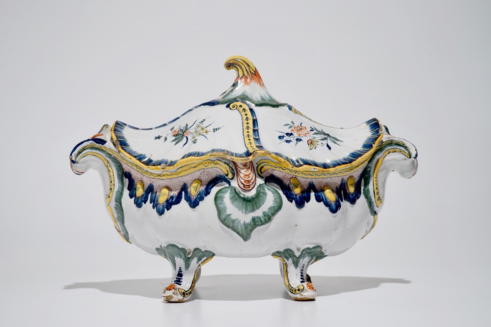 Une terrine couverte Rococo en fa&iuml;ence polychrome de Bruxelles, 18&egrave;me