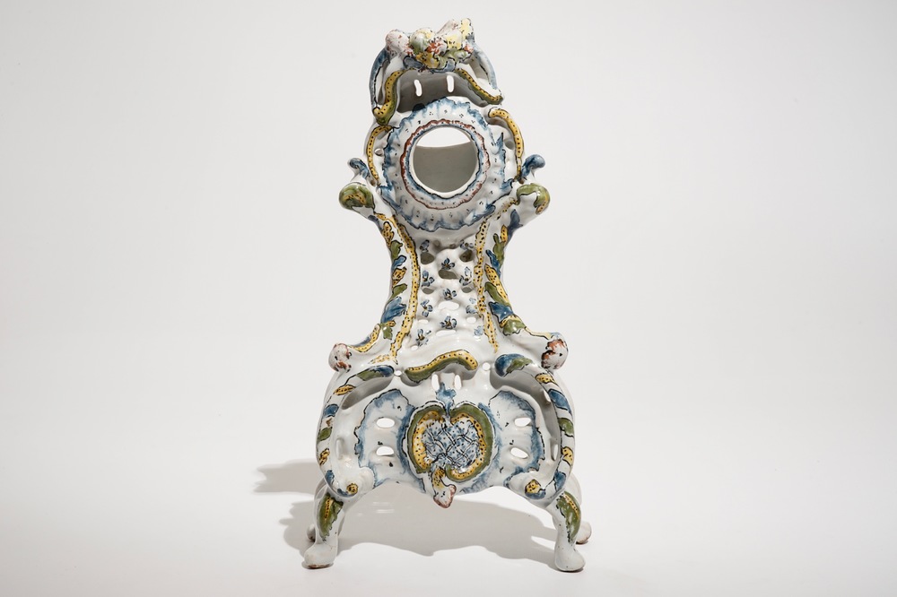 Un porte-montre Rococo en fa&iuml;ence polychrome de Bruxelles, 18&egrave;me