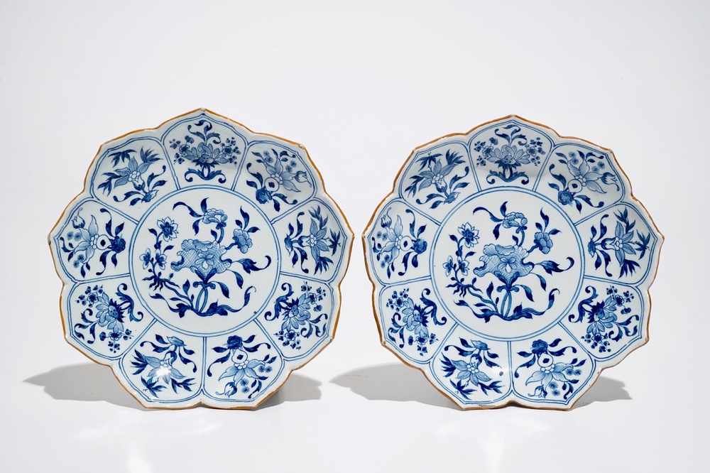 Une paire d'assiettes en forme de lotus en fa&iuml;ence de Delft bleu et blanc, 18&egrave;me
