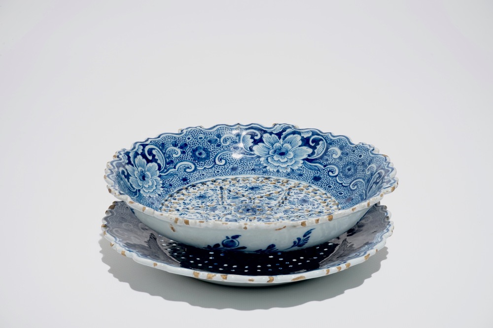 Een blauwwit Delfts aardbeienvergiet op onderschotel, 18e eeuw