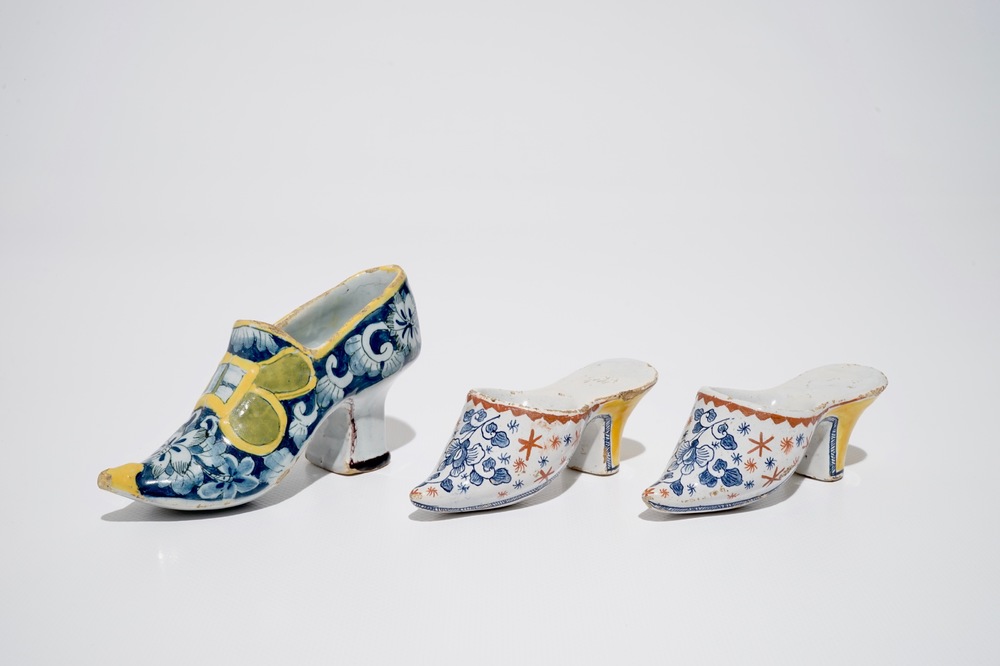 Trois mod&egrave;les de chaussures en fa&iuml;ence polychrome de Delft, 18&egrave;me