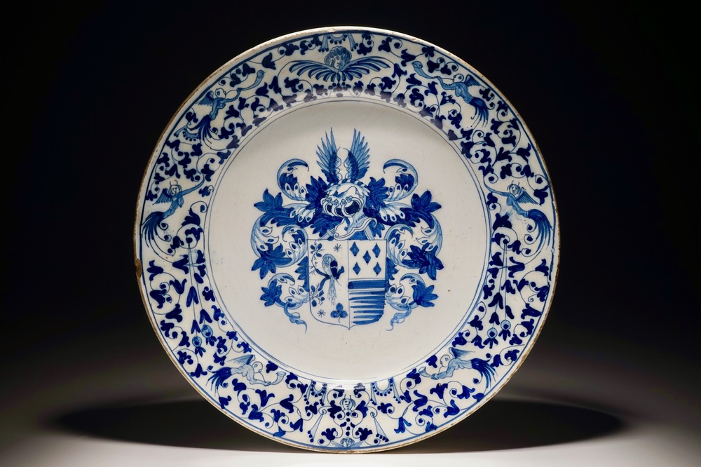 Een blauwwitte wapenschotel met grotesken, atelier Verstraeten, Haarlem, 1650-1660