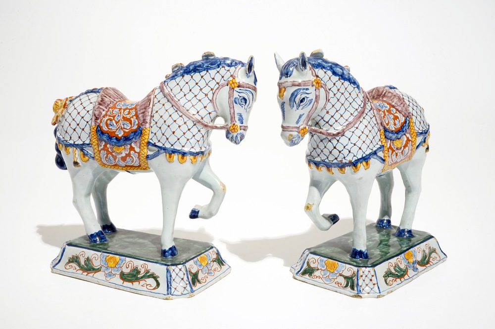 Een paar polychrome Delftse modellen van paarden, 1e helft 19e eeuw