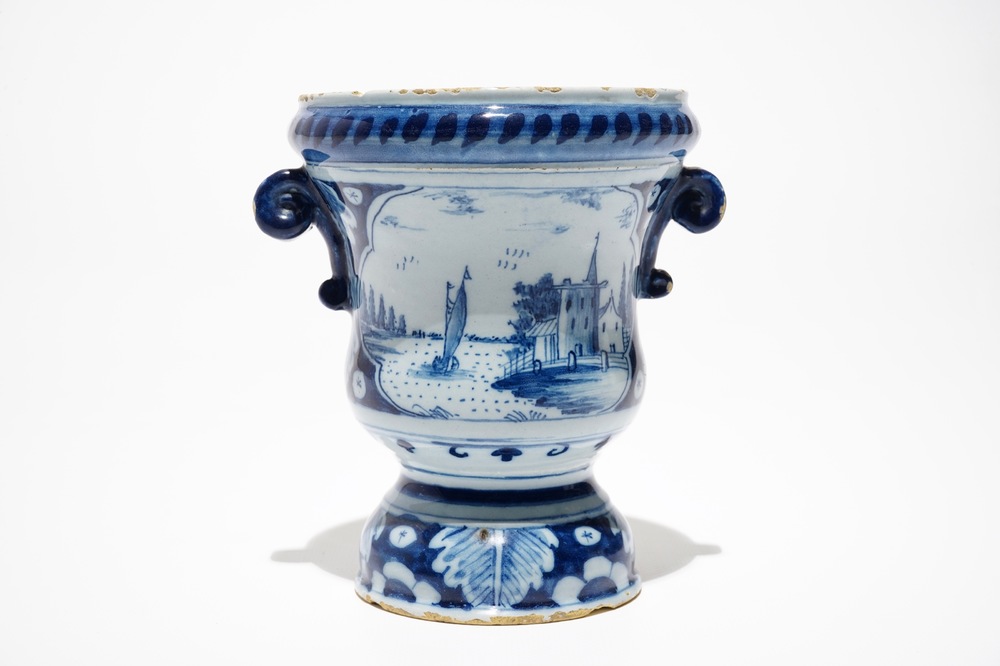 Een blauwwitte Delftse urnvormige bloemvaas, 18e eeuw